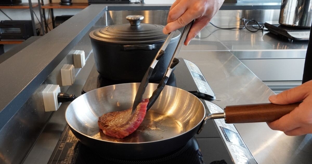 家でもアウトドアでも、家族との距離が縮まる!プロレベルの料理を気軽に作れる「kübell(クーベル)」のステンレスフライパン