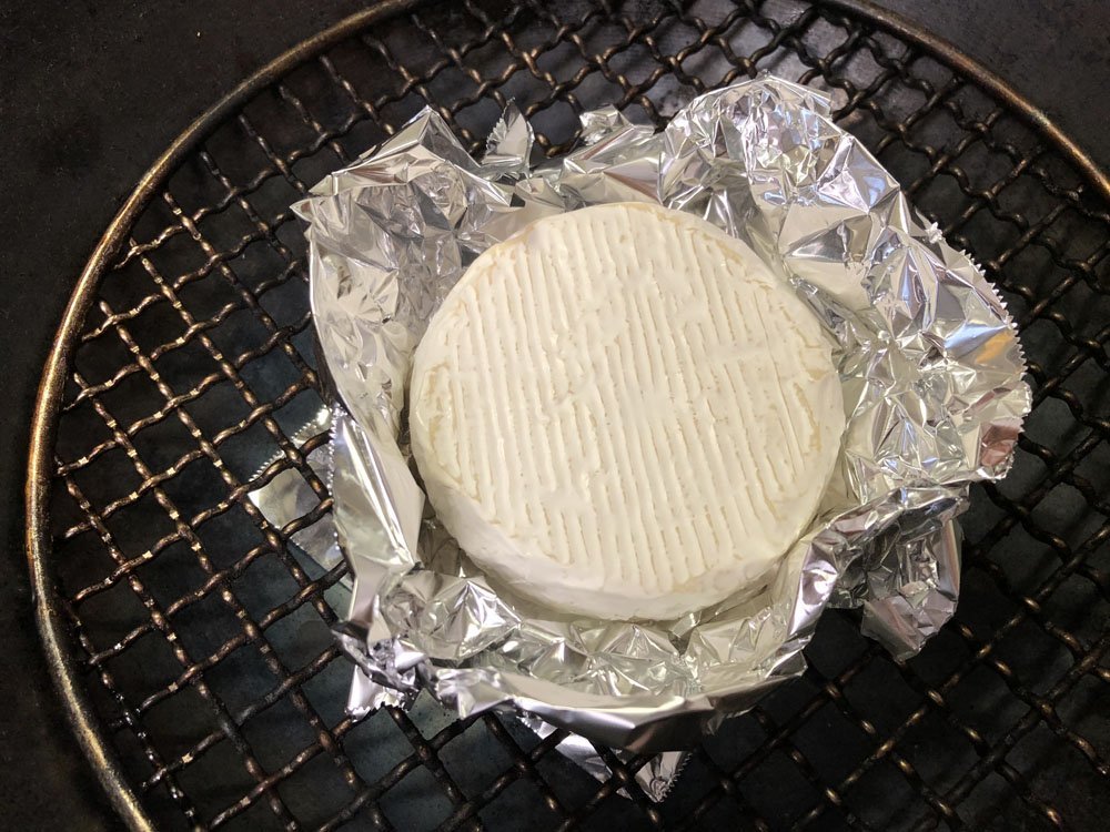 カマンベールチーズは、アルミホイルでお皿を作ってのせてください。