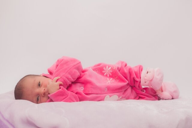 赤ちゃん,厚着に靴下