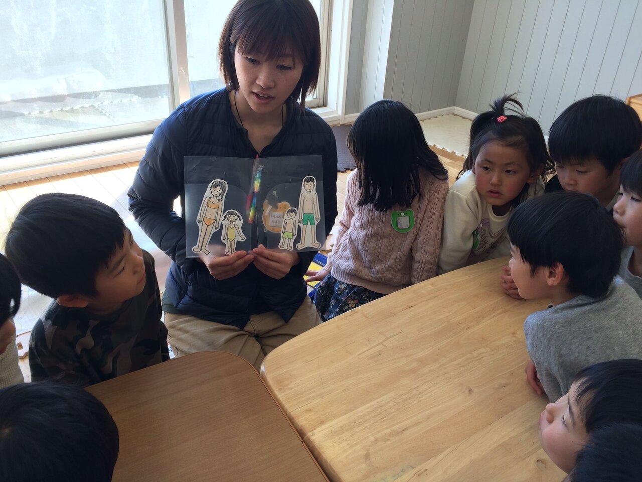 「体と命の大切さを学ぶ性教育」を受ける子どもたちの様子