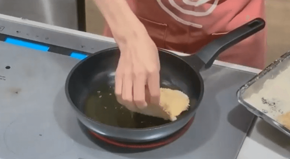 「自炊男子塾」衣をつけた鶏むね肉を揚げていきます