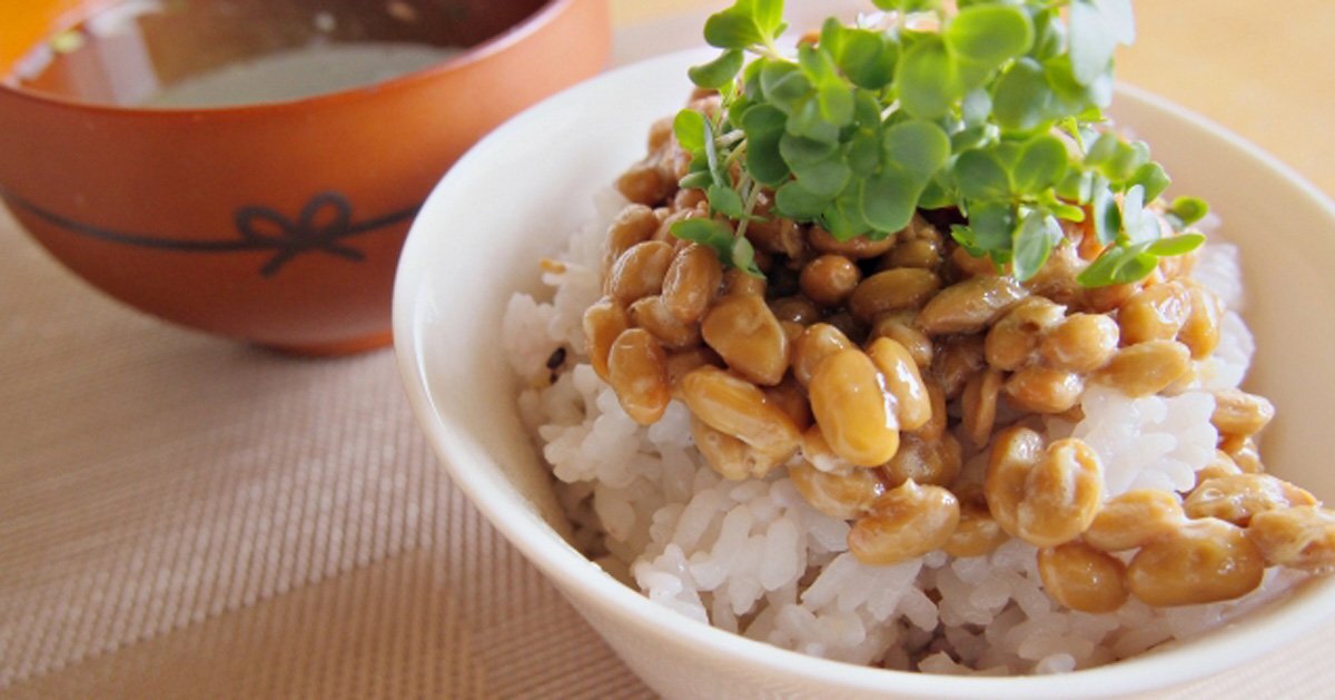 妻と一緒に家族と朝食を食べる：家族団欒のすすめ　おすすめメニューその２　白米と納豆は朝食の定番！