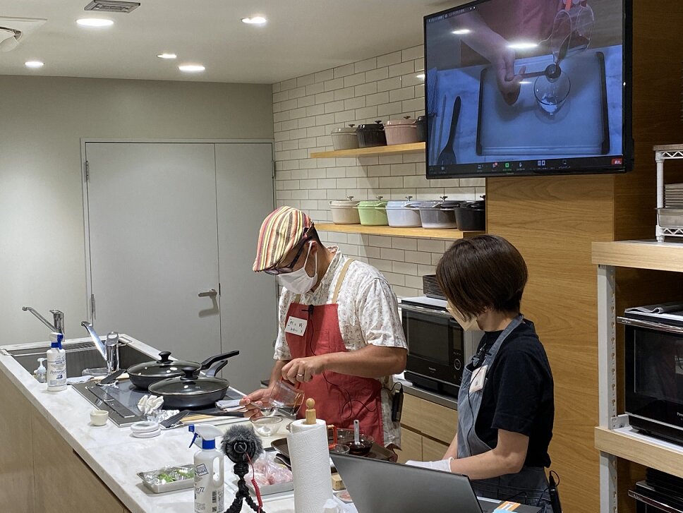 「自炊男子塾」第3回、まず計量を生徒役の村上さんが実践