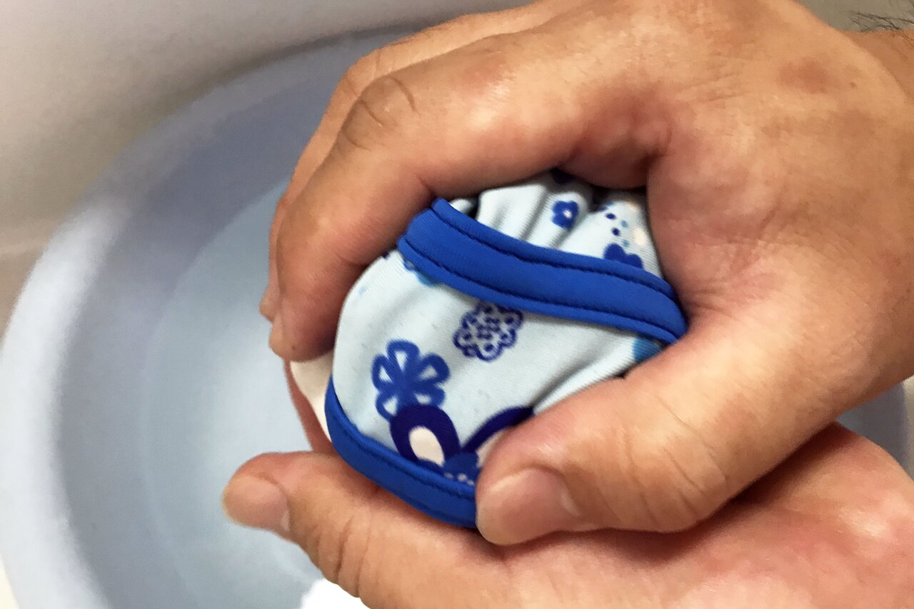 水着はおにぎりを握る要領でぎゅぎゅっと絞るのがコツ
