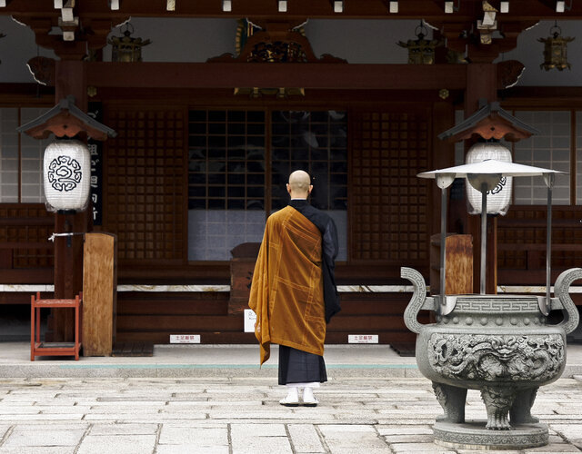 阿闍梨とは位の高い僧侶のこと。その種類や、修行内容を解説 - 家族葬