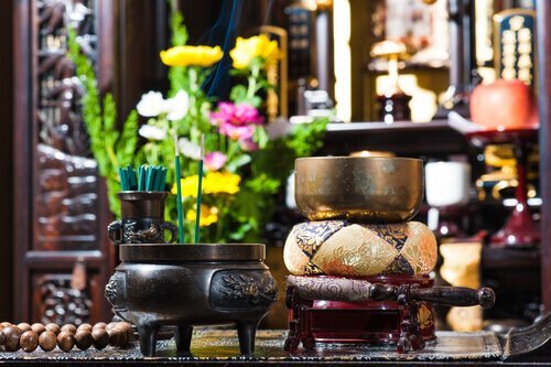 なぜ仏壇に花を供えるの?仏花の選び方と飾り方の注意点 - 家族葬のファミーユ【Coeurlien】