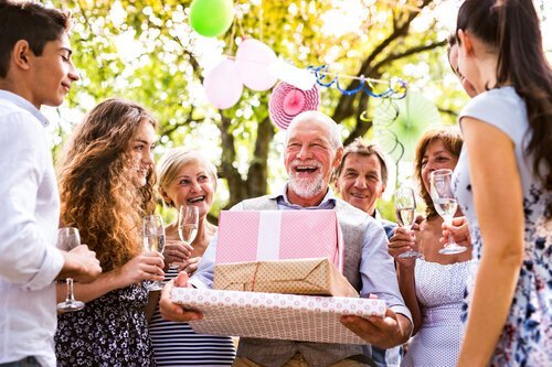 【長寿祝いの種類】還暦の次は何?それぞれの呼び方にはこんな意味があった - 家族葬のファミーユ【Coeurlien】