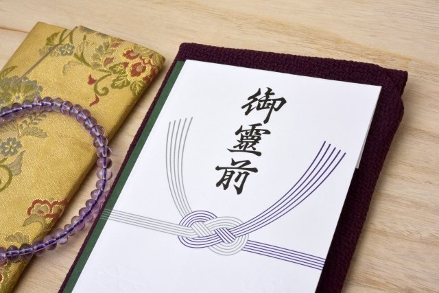 香典の金額は年齢で変わる!年齢と故人との関係性からみる相場