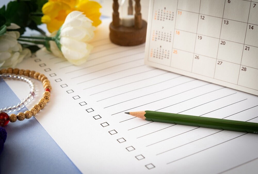 お通夜の日程の決め方は？ポイントや手順、告知方法を解説