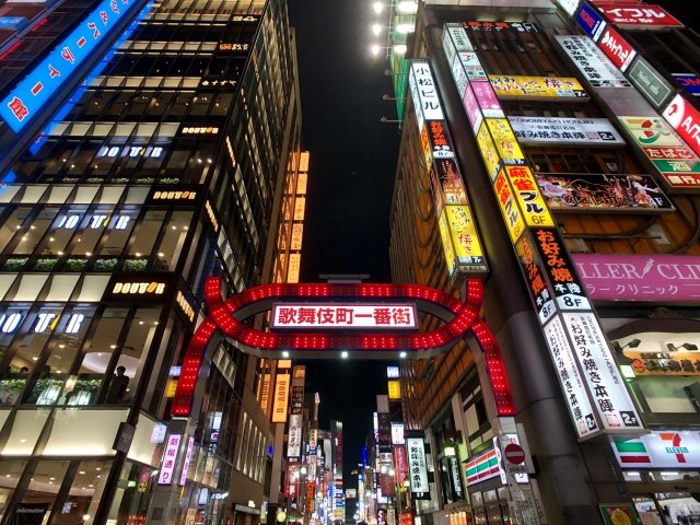 大人たちの憩いの場「キャバクラ」にはじめて行く前に知っておきたいポイント