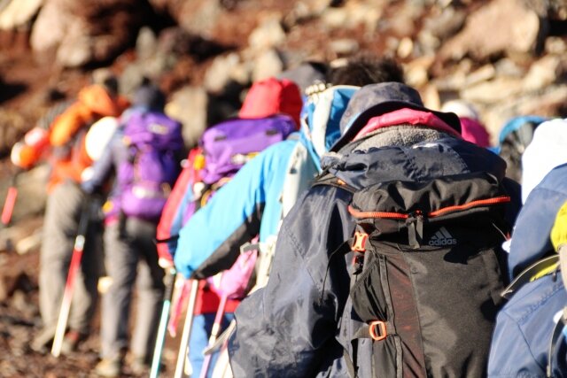 初めて登山に行く前に押さえておきたい必須アイテムについてを解説!