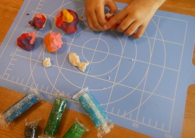 大人もハマる!子どもから大人まで楽しめる粘土遊びを始めてみよう!
