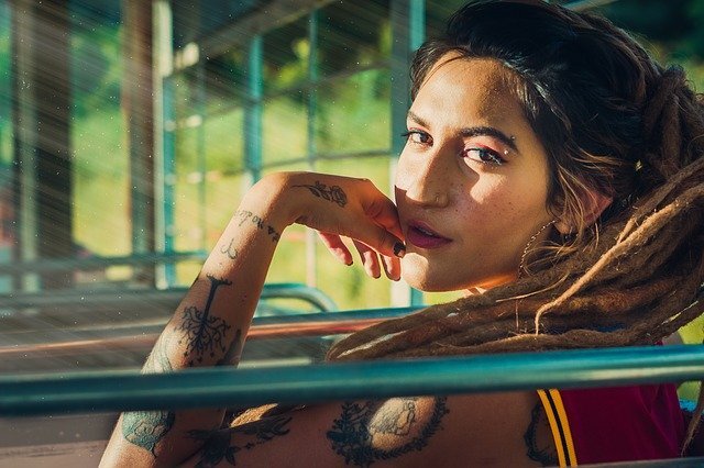 ドレッドヘアで個性派おしゃれ生活を始めるために知っておきたいポイント ハジメノ