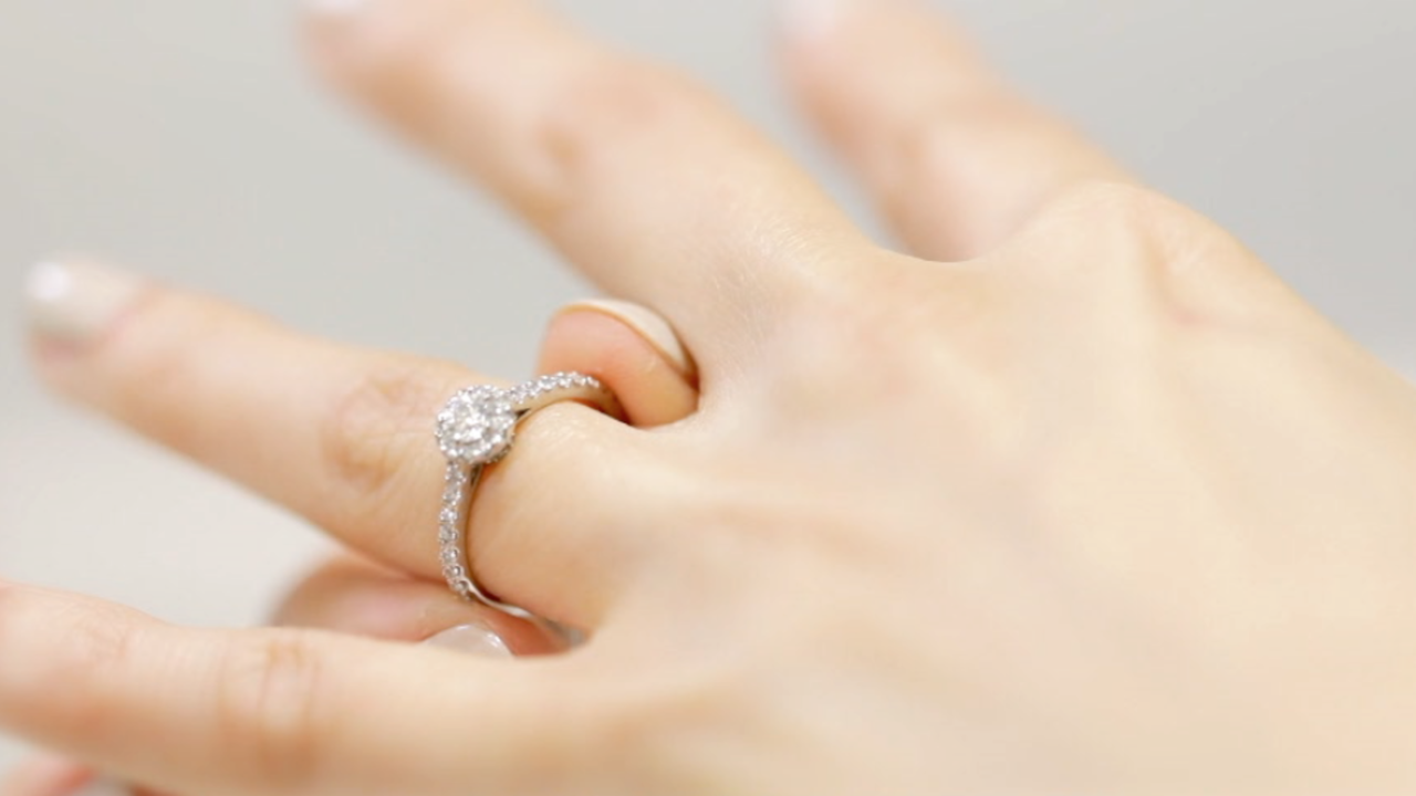 人気のエンゲージリングが欲しい 婚約したら愛する人との心ときめく輝きを 人気のエンゲージリングが欲しい 婚約したら愛する人との心ときめく輝きを