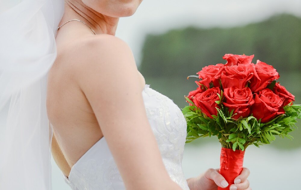 ロマンティックな意味を持つダーズンローズ。結婚式の思い出に残る演出に -