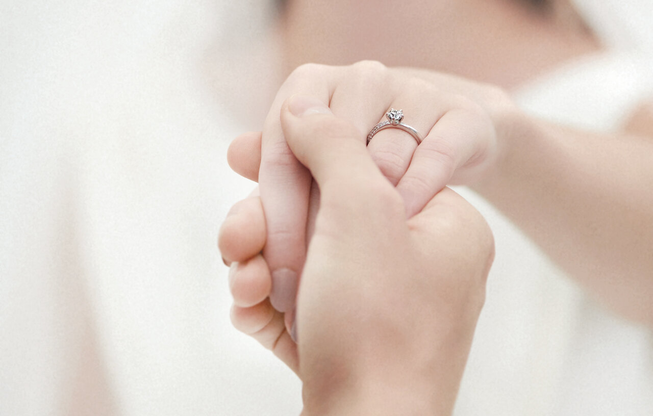 婚約指輪の相場はいくら スムーズな購入までの流れ 選び方を解説
