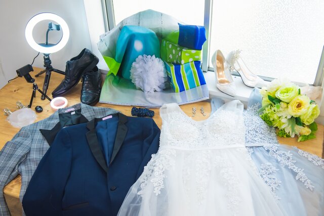 テーブルに広げられた宅婚式BOXの中身