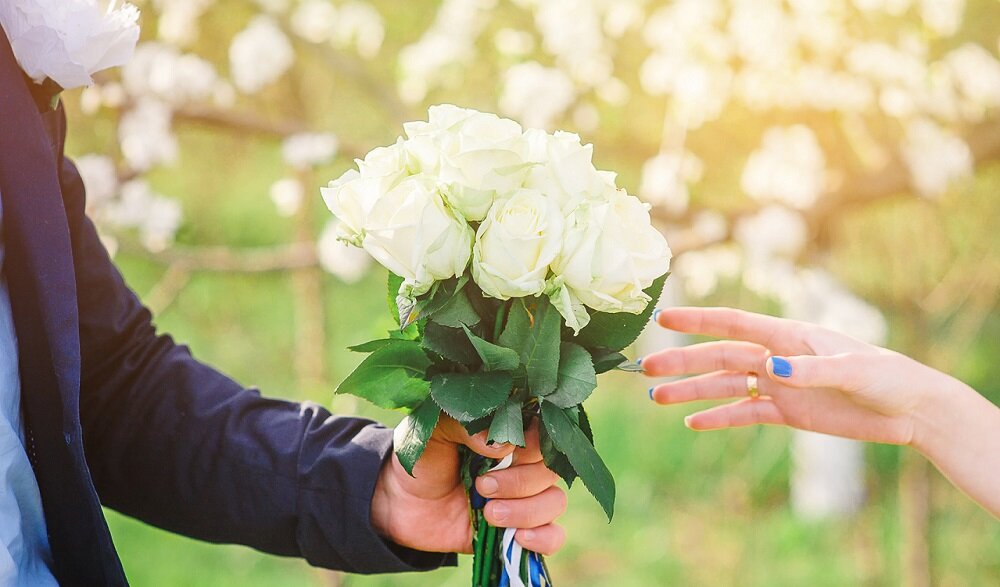 ロマンティックな意味を持つダーズンローズ 結婚式の思い出に残る演出に