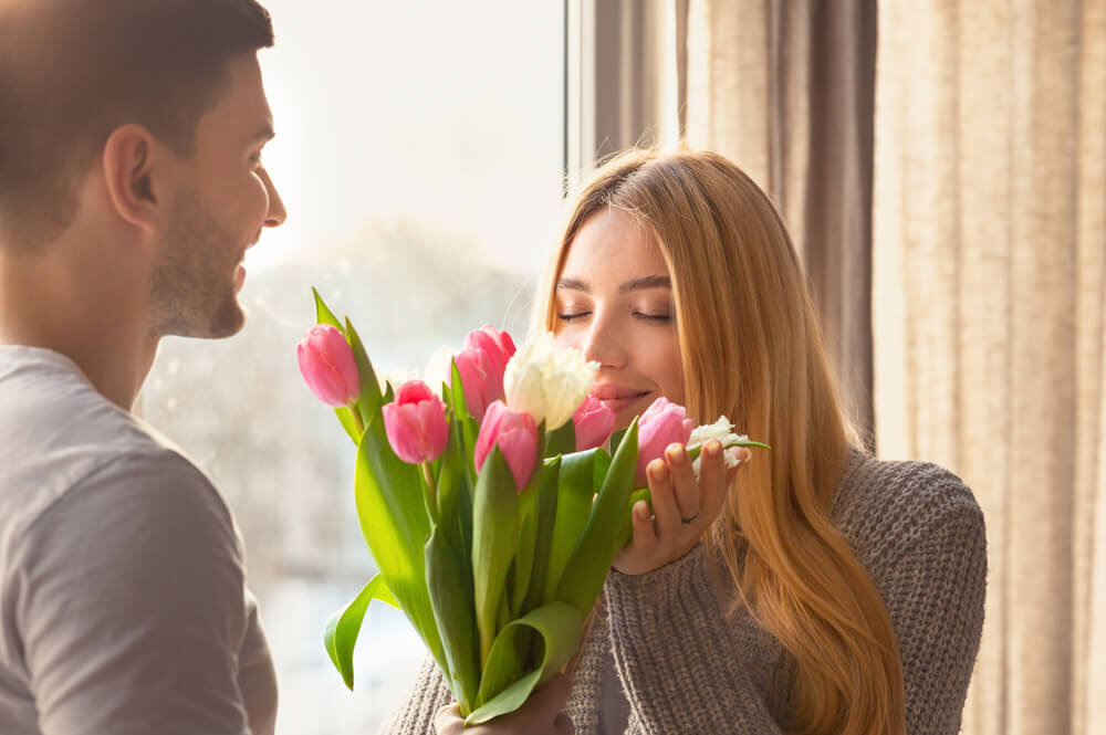 妻に花束を贈る夫