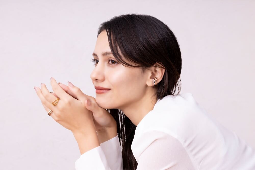 フェスタリアのシルバーとゴールドのジュエリーを着けた女性