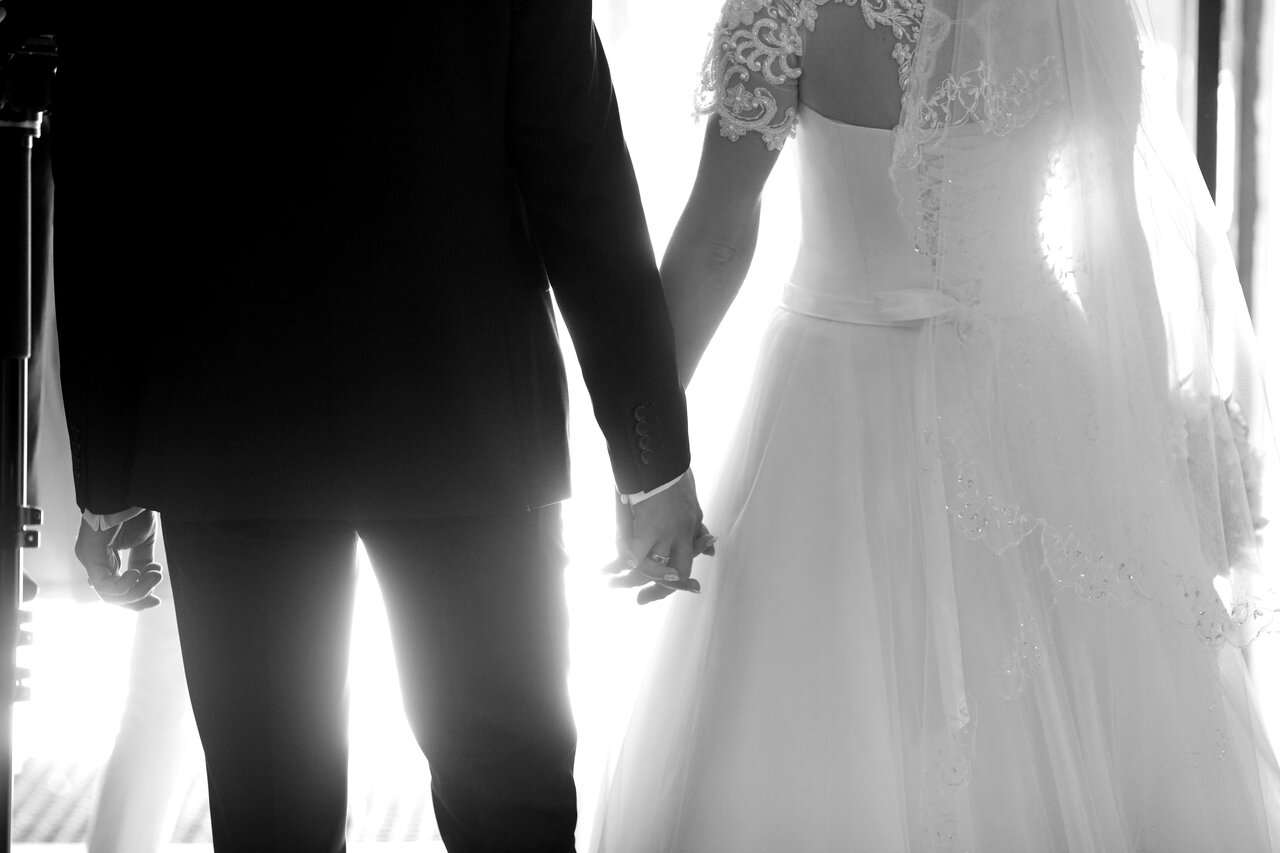 結婚式をするカップル