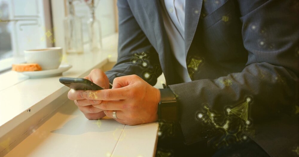 結婚指輪をつけている男性