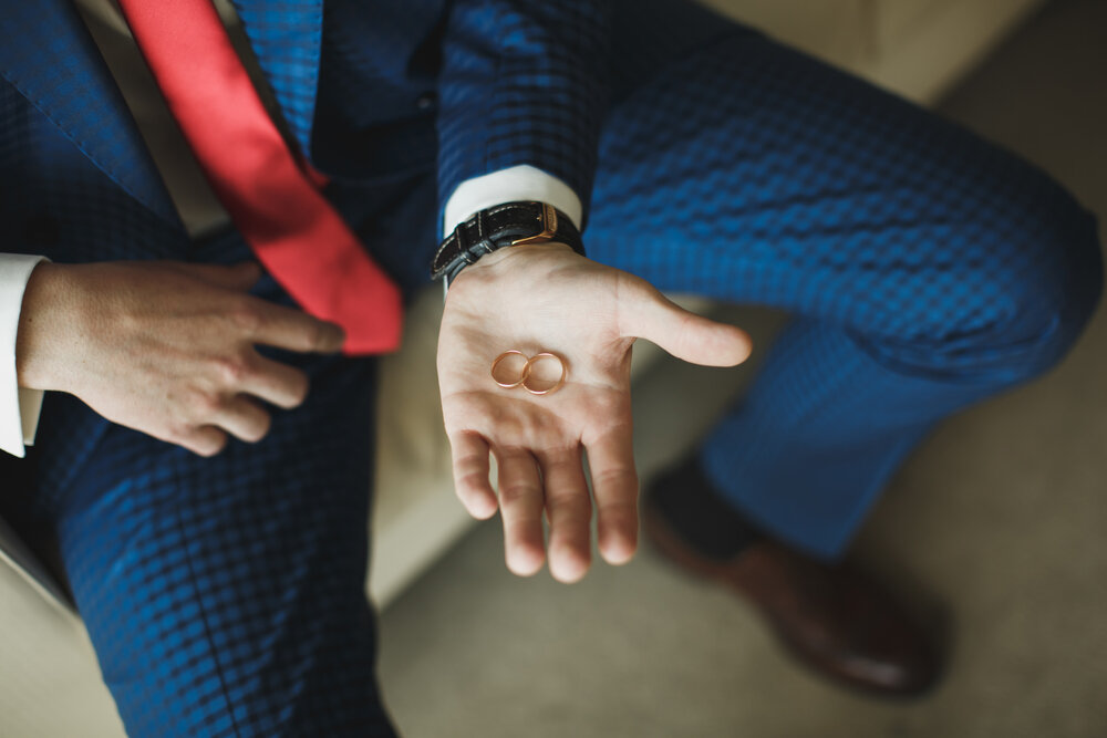 結婚指輪を掌にのせる男性
