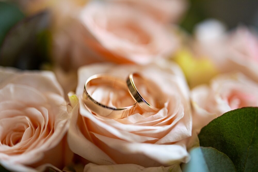 バラと結婚指輪