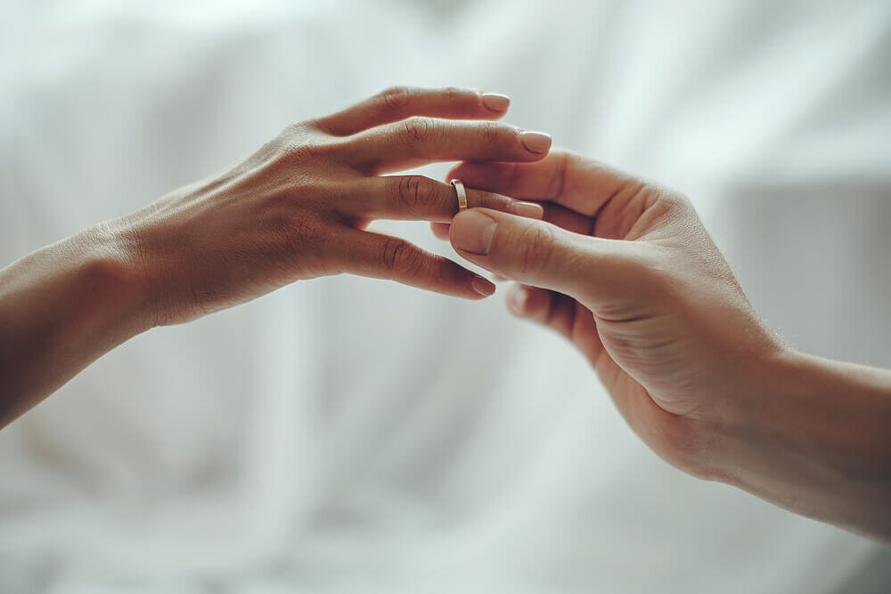 結婚指輪を着ける男女の手元