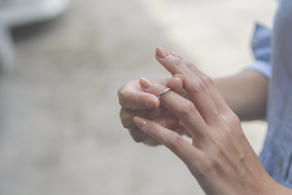 指輪を外す女性
