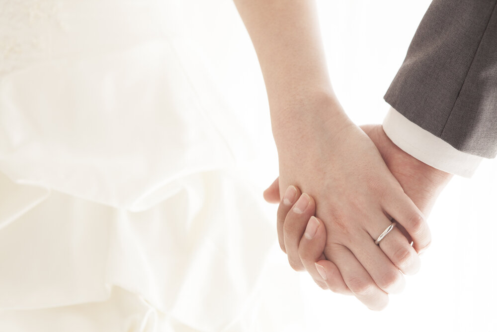 手をつなぐ新郎新婦