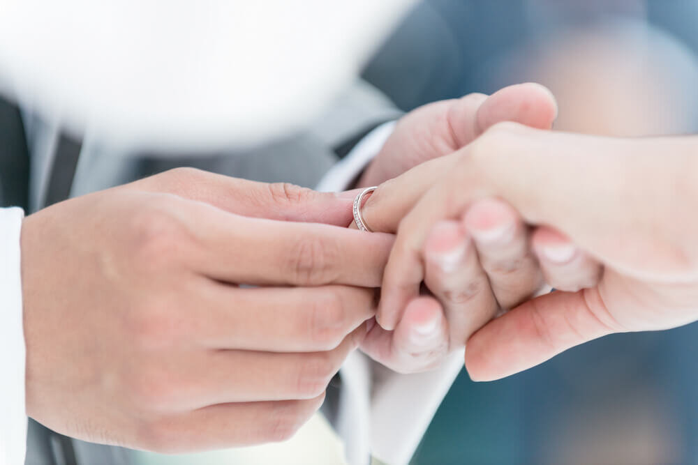 指輪を着け合い愛を誓うカップル