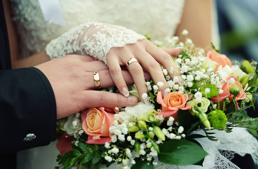 ふたりで選んだ結婚指輪を身に着ける新郎新婦