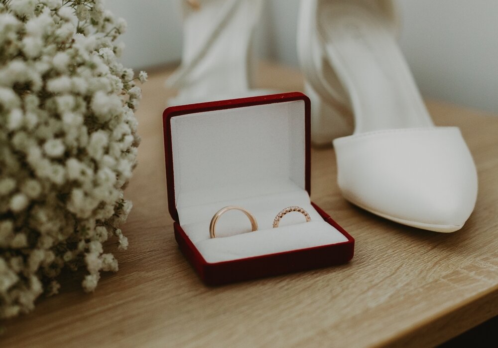 ジュエリーボックスに入った結婚指輪