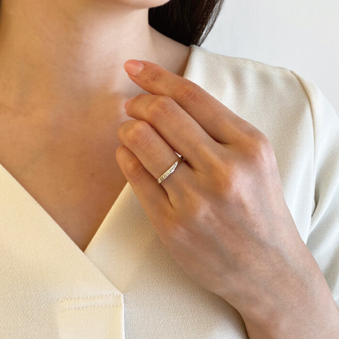 ミルキーウェイの結婚指輪を着ける女性