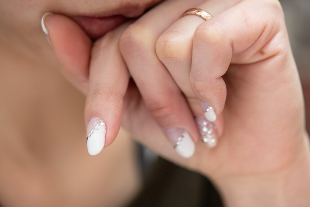 指輪の幅に悩む女性