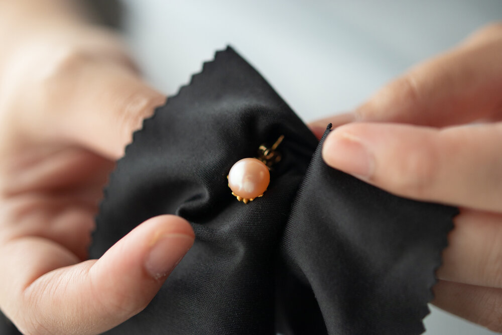 ジュエリーを拭く人