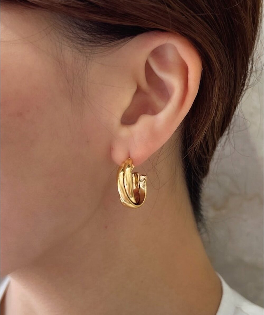 ピアスを着けた女性