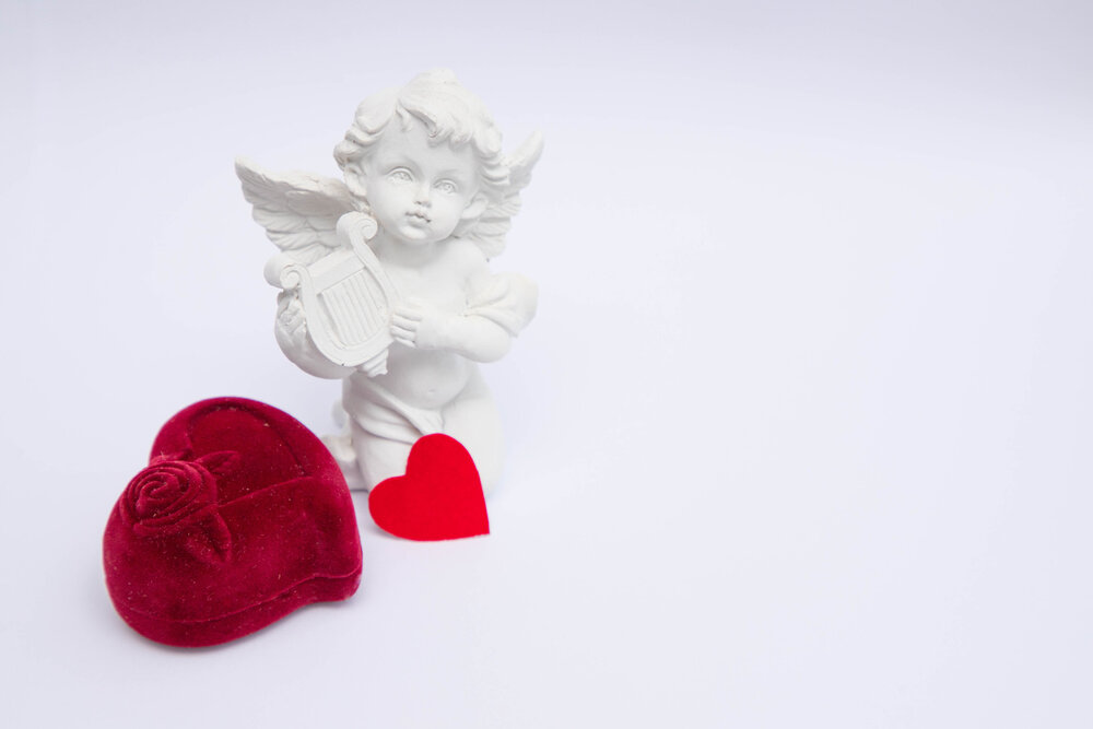 天使の置物と宝石箱