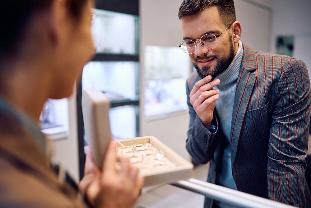 指輪を選ぶ男性
