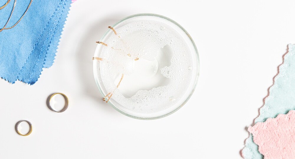 水で洗っているネックレス