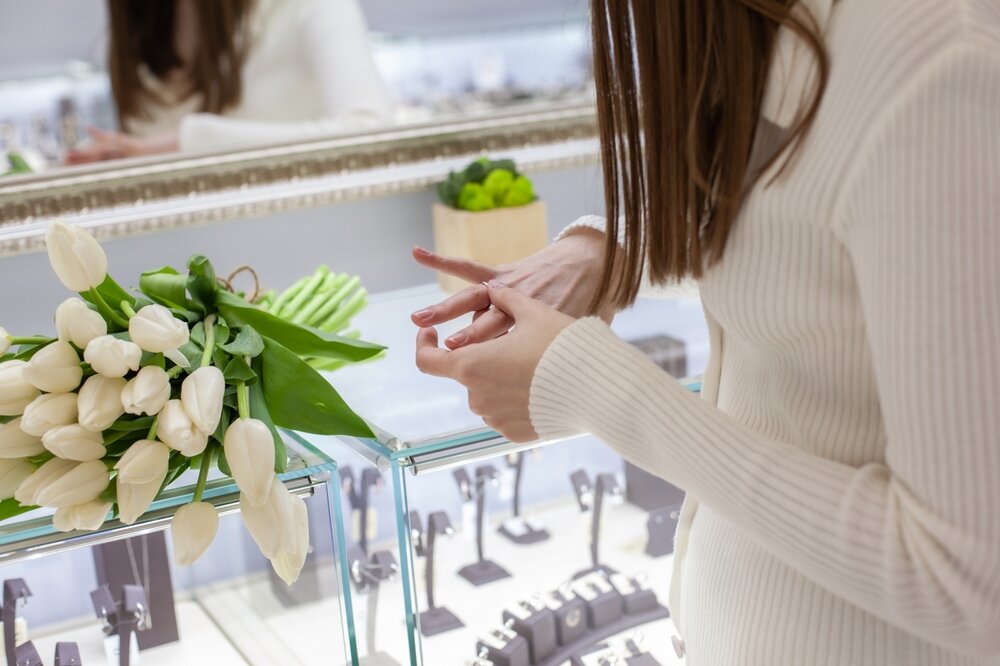 指輪を選んでいる女性
