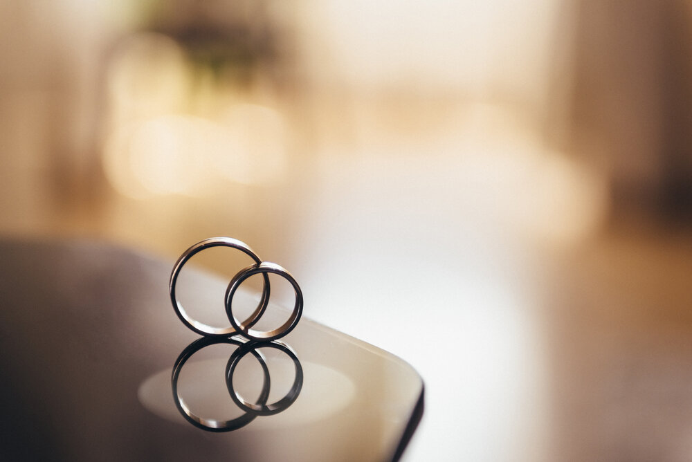 テーブルの上の結婚指輪