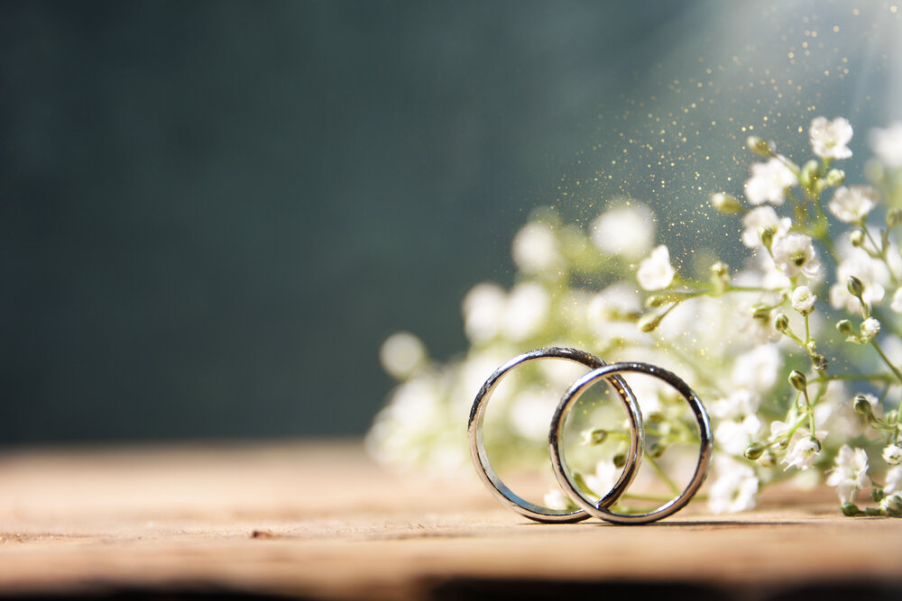 結婚指輪と花