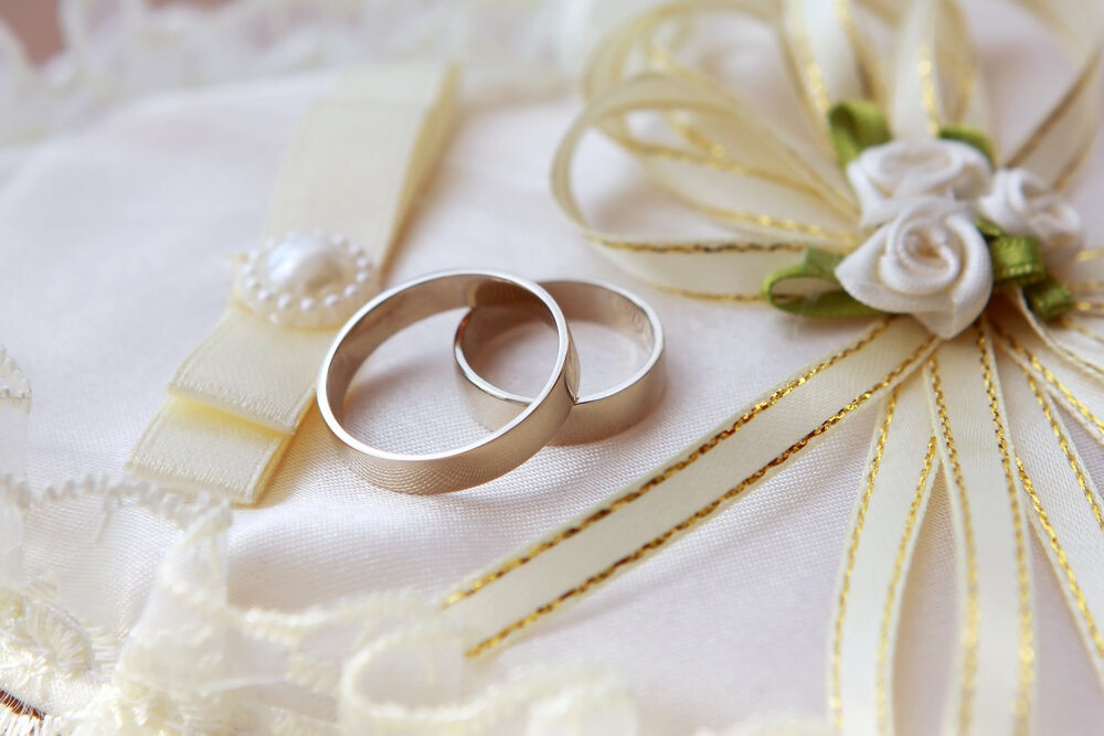 リングピローに乗った結婚指輪