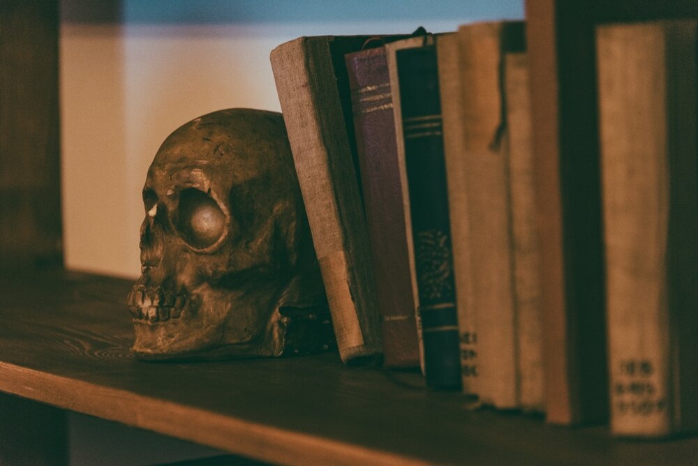 本棚に置かれたスカル