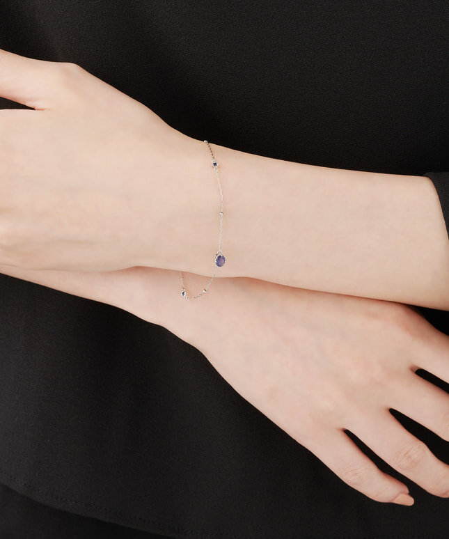 サファイアのブレスレットを身に着けた女性