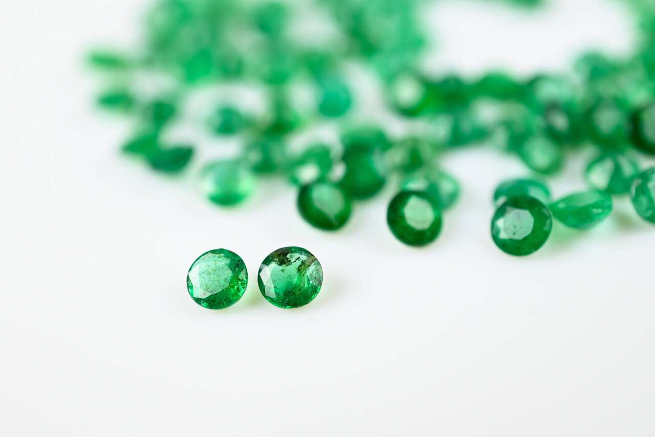 小さな粒のエメラルド