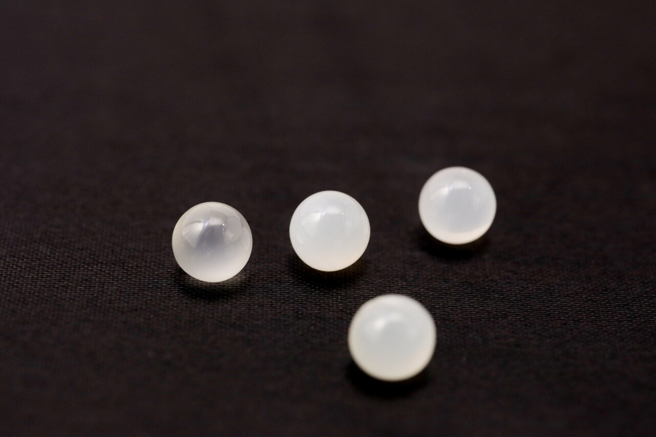 丸い粒のムーンストーン