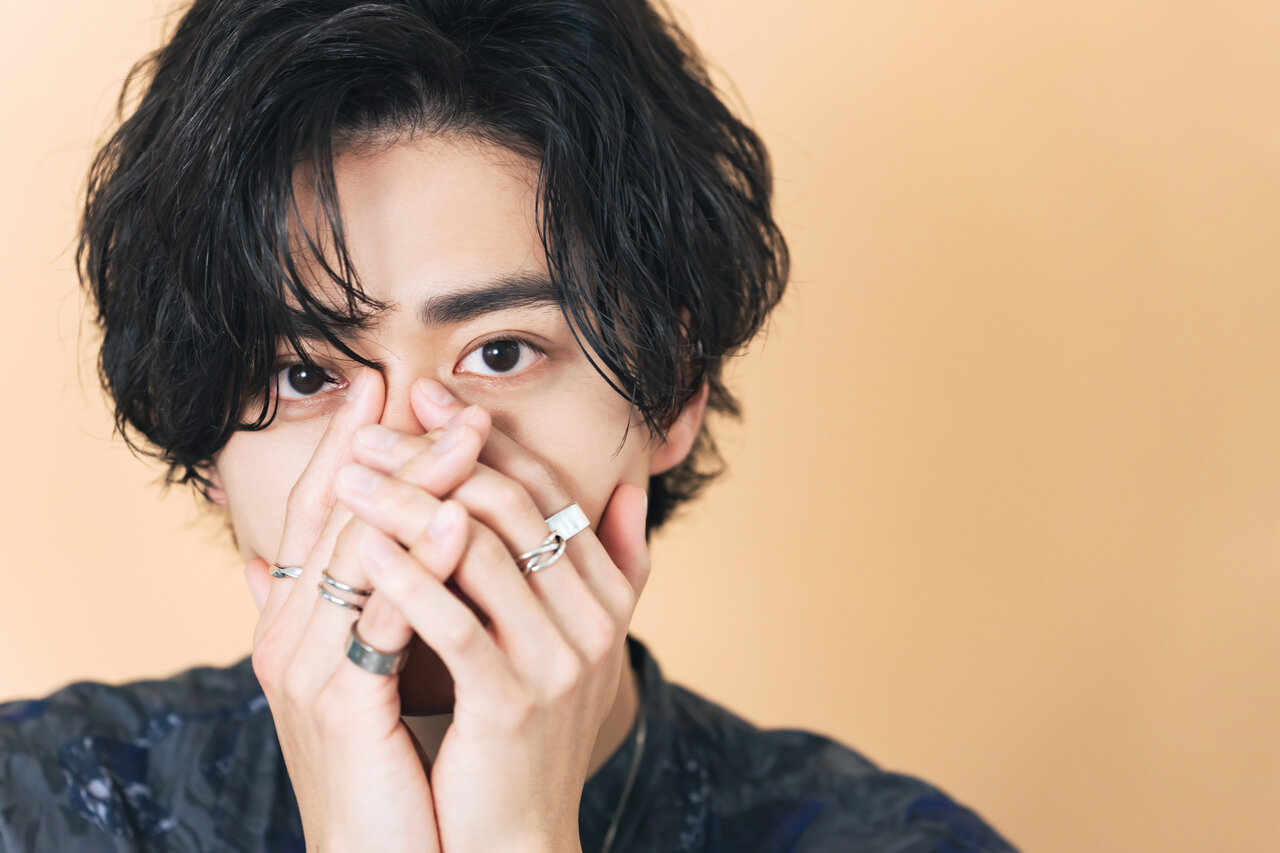 指輪をたくさんつけた男性